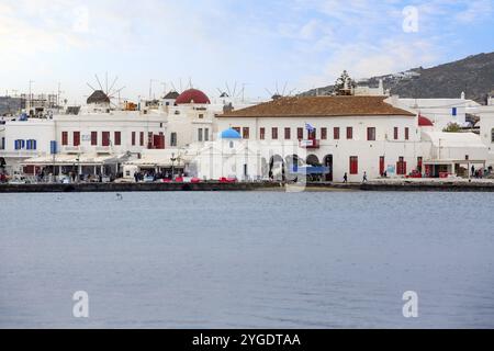 Mykonos, Grèce, 23 avril 2019 : vue sur les célèbres maisons blanches de l'île depuis la mer dans les Cyclades, en Europe Banque D'Images