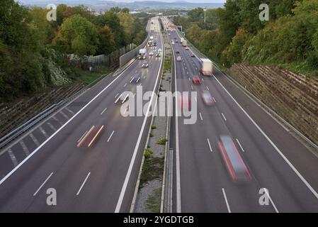 Lumières de nuit des phares de voiture sur rond-point dans la ville de nuit. Traces de phares sur la route la nuit, longue exposition. Tir aérien de drone. Panoramique a Banque D'Images