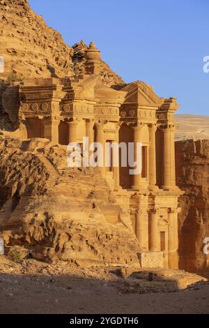 Monastère d'ad Deir dans l'ancienne ville de Pétra, vue panoramique sur le coucher du soleil en Jordanie, site classé au patrimoine mondial de l'UNESCO Banque D'Images