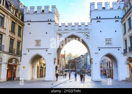 Munich, Allemagne, 26 décembre 2016 : Neuhauser Street et Karlsplatz Gate à Munich, Allemagne, Europe Banque D'Images