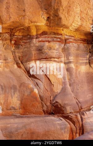 Le Siq, arrière-plan étroit de texture de paroi de canyon rouge à Petra, Jordanie, site du patrimoine mondial de l'UNESCO, Asie Banque D'Images