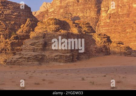 Wadi Rum, Jordanie. Le paysage du désert de sable orange et les montagnes de Jabal Al Qattar à l'aube, au coucher du soleil Banque D'Images