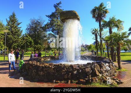 Batoumi, Géorgie, 30 avril 2017 : fontaine, palmiers et habitants dans le parc du 6 mai, Asie Banque D'Images