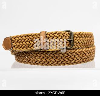 Ceinture extensible textile tressée brune isolée sur blanc. Banque D'Images