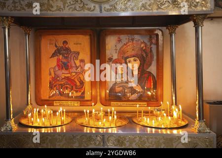 Madaba, Jordanie, 5 novembre 2022 : intérieur de l'église orthodoxe grecque Saint-Georges, connue par sa mosaïque byzantine et omeyyade, Asie Banque D'Images