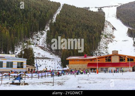 Bansko, Bulgarie, 16 décembre 2017 : panorama de la station de ski avec remontée mécanique, skieurs sur les pistes de ski, vue sur la montagne, Europe Banque D'Images