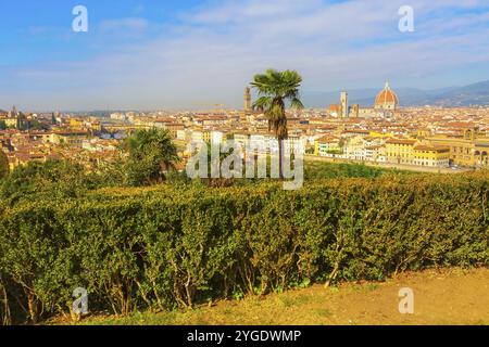 Florence, Italie Vue aérienne de bâtiments médiévaux historiques avec Duomo Santa Maria del Fiore dome en vieille ville Banque D'Images