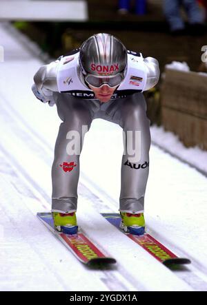 ARCHIVE PHOTO : Sven HANNAWALD aura 50 ans le 9 novembre 2024, saut à ski, entraînement pour la Coupe du monde à Engelberg/sui le 20 décembre 2002 Sven HANNAWALD de retour sur la voie du succès - à l'entraînement, il a pris le rang. ? Banque D'Images