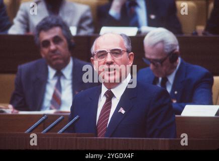 ARCHIVE PHOTO : il y a 35 ans, le 9 novembre 1989, le mur de Berlin est tombé. Le chef de l'État soviétique et chef du parti Mikhaïl GORBATCHEV au pupitre du congrès du SED à Berlin-est en 1986 ; derrière lui à gauche se trouve Egon KRENZ, RDA, membre du Politburo et secrétaire à la sécurité, à la Jeunesse et aux Sports, qui peut être vu flou ; portrait en demi-longueur, Gorbatchev parlant, regardant vers la caméra, format paysage. ? Banque D'Images