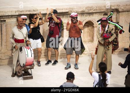 Jerash, Jordanie, 7 novembre 2022 : joueurs de cornemuse jordaniens dans le théâtre romain du site archéologique, Asie Banque D'Images