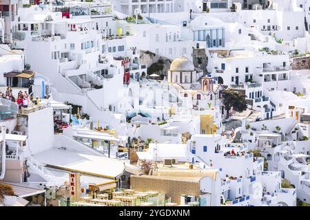 Fira, Grèce, 26 avril 2019 : Panorama de la ville, village de l'île de Santorin avec des maisons blanches et bleues et des gens, Europe Banque D'Images