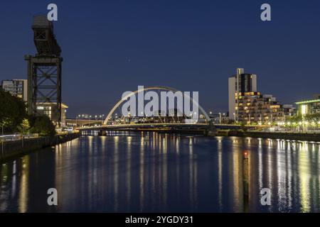 L'Arc de Clyde, pont voûté sur la rivière Clyde, ambiance du soir, Glasgow, Écosse, Grande-Bretagne Banque D'Images