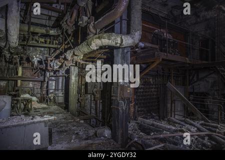 Vieille usine de papier abandonnée. Bâtiment historique et typique de l'usine comme un lieu perdu. La destruction et la pourriture endommagent la substance. Machine d'origine Banque D'Images