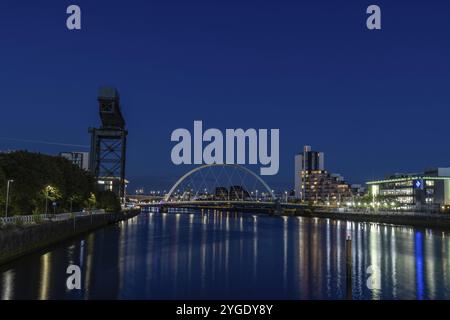 L'Arc de Clyde, pont voûté sur la rivière Clyde, ambiance du soir, Glasgow, Écosse, Grande-Bretagne Banque D'Images