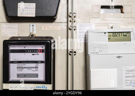 Armoire de compteur avec compteur bidirectionnel et compteur Ferraris à Duesseldorf, Allemagne, Europe Banque D'Images