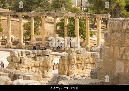 Jerash, Jordanie, 7 novembre 2022 : carré avec rangée de colonnes corinthiennes de la place du Forum ovale sur le site archéologique, ruines de la période grecque et romaine, A Banque D'Images