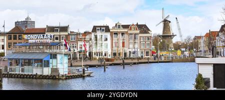 Leyde, pays-Bas, 7 avril 2016 : panorama avec des maisons hollandaises traditionnelles, port au canal et moulin à vent en Hollande Banque D'Images