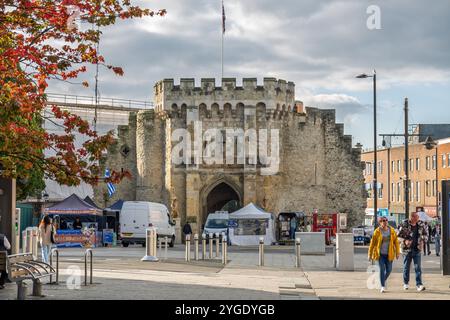 Marché en face de Bargate Une porte médiévale à Southampton, Angleterre Banque D'Images