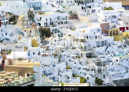 Fira, Grèce, 26 avril 2019 : Panorama de la ville, village de l'île de Santorin avec des maisons blanches et bleues et des gens, Europe Banque D'Images