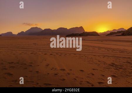 Wadi Rum, désert de Jordanie coucher de soleil. La Vallée de la Lune et site classé au patrimoine mondial de l'UNESCO Banque D'Images