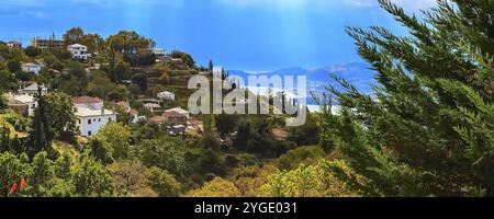 Ville de Volos, vue aérienne du golfe de la mer depuis le mont Pélion et les rayons du soleil traversent les nuages, Grèce, Europe Banque D'Images