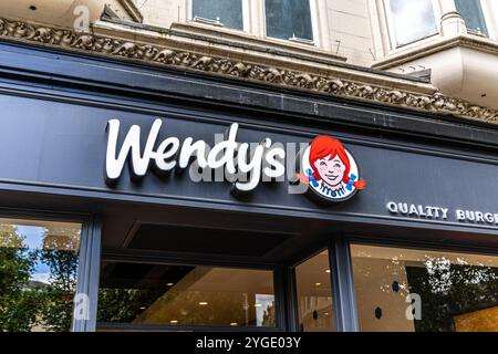 Oxford , Royaume-Uni - 5 juin 2024 : enseigne du restaurant Wendy's dans le centre-ville d'Oxford. Wendy's est une chaîne de restauration rapide internationale américaine. Banque D'Images