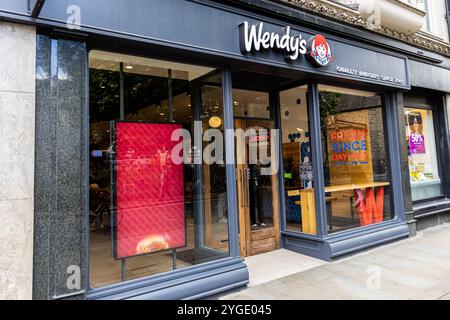 Oxford , Royaume-Uni - 5 juin 2024 : enseigne du restaurant Wendy's dans le centre-ville d'Oxford. Wendy's est une chaîne de restauration rapide internationale américaine. Banque D'Images