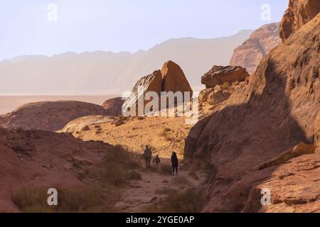 Wadi Rum, Jordanie, 1er novembre 2022 : paysage désertique avec du sable orange et des formations rocheuses, peuple, Asie Banque D'Images