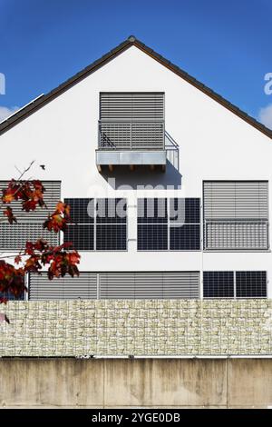 Panneaux solaires sur le mur d'une maison individuelle à Aix-la-Chapelle, Allemagne, Europe Banque D'Images