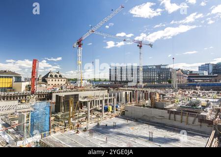 Plan horizontal d'un grand chantier de construction avec fondations et grues Banque D'Images