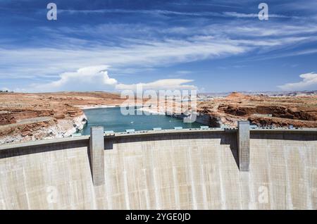 Immense barrage hydro en béton dans le paysage du désert Banque D'Images