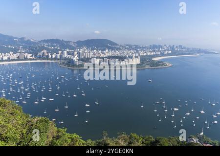 Baie de Botafogo avec de nombreux bateaux à voile et le centre de Rio de Janeiro au Brésil Banque D'Images