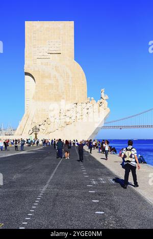 Lisbonne, Portugal, 27 mars 2018 : personnes près du Tage, Ponte de 25e pont Abril et Monument aux découvertes dédié à l'Expl. Portugais Banque D'Images