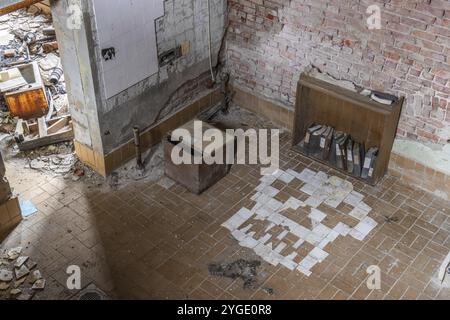 Vieille usine de papier abandonnée. Bâtiment historique et typique de l'usine comme un lieu perdu. La destruction et la pourriture endommagent la substance. Machine d'origine Banque D'Images
