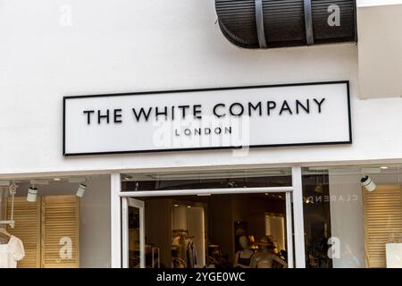 Oxford , Royaume-Uni - 5 juin 2024 : la White Company of London Ladies magasin de vente au détail de vêtements signe sur le magasin. Banque D'Images