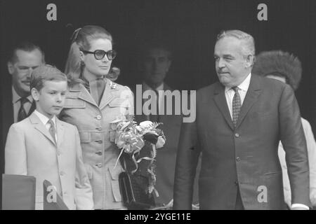 PHOTO D'ARCHIVE : Grace KELLY aurait eu 95 ans le 12 novembre 2024, Prince RAINIER de MONACO, avec son épouse Gracia Patricia Grace Kelly, fils Albert à gauche, en spectateur au Grand Prix de formule 1 de Monte Carlo Monaco, 18 mai 1969, photo noir et blanc, ? SVEN SIMON#Prinzess-Luise-Strasse 41#45479 Muelheim / R uhr #tel. 0208/9413250#fax. 0208/9413260#GLSB ANK, numéro de compte : 4030 025 100, Code bancaire 430 609 67# www.SvenSimon.net. Banque D'Images