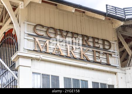 Oxford , Royaume-Uni - 5 juin 2024 : Oxford panneau extérieur du marché couvert célébrant le 250e anniversaire. Le marché couvert est un marché historique avec des étals Banque D'Images