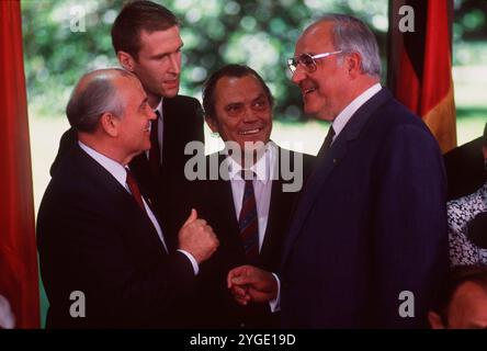 ARCHIVE PHOTO : il y a 35 ans, le 9 novembre 1989, le mur de Berlin est tombé. Le chancelier fédéral Helmut KOHL (à droite), en Allemagne, et le chef de l'État soviétique et chef du parti Mikhaïl GORBATCHEV discutent de bonne humeur ; à mi-longueur, tous deux de profil, deux interprètes debout à l'arrière-plan. Format paysage. ? Banque D'Images