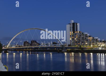 L'Arc de Clyde, pont voûté sur la rivière Clyde, ambiance du soir, Glasgow, Écosse, Grande-Bretagne Banque D'Images