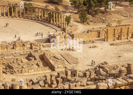 Jerash, Jordanie, 7 novembre 2022 : carré avec rangée de colonnes corinthiennes de l'Oval Forum Plaza et Cardo Maximus, vue en angle élevé, Asie Banque D'Images