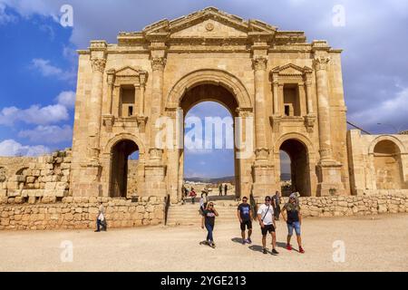 Jerash, Jordanie, 7 novembre 2022 : touristes devant l'Arc d'Hadrien à l'entrée du site archéologique, Asie Banque D'Images