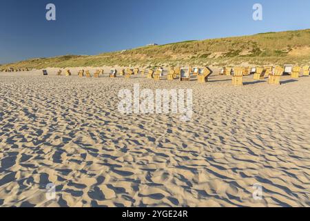 Chaises de plage et dunes dans la lumière du soir pendant un beau coucher de soleil sur Sylt Banque D'Images