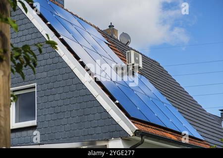 Panneaux solaires sur le toit d'une maison individuelle à Essen, Allemagne, Europe Banque D'Images