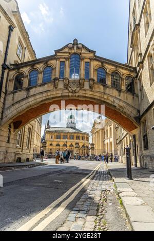 Oxford , Royaume-Uni - 5 juin 2024 : Bibliothèque Bodleian, Sheldonian Theatre et Clarendon Building vus à travers l'arche du pont Hertford, alias pont de si Banque D'Images