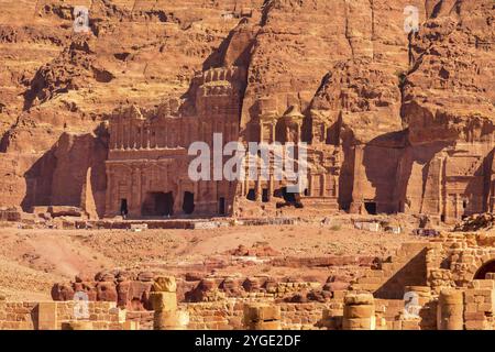 Pétra, Jordanie Tombeau d'Unayshu sculpté dans le rocher rouge de la ville antique, vue aérienne Banque D'Images