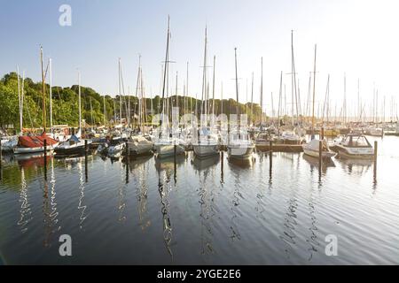 Bateaux à voile dans un port de plaisance (Fahrensodde) au coucher du soleil sur la mer Baltique dans le nord de l'Allemagne Banque D'Images