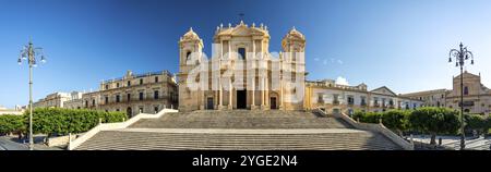 Vue panoramique panoramique de l'ancienne et belle cathédrale baroque à Noto (Cattedrale di San Nicolo), Sicile, Italie, Europe Banque D'Images