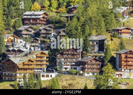 Zermatt, Suisse, 7 octobre 2019 : vue aérienne de la ville dans la célèbre station de ski suisse, maisons traditionnelles colorées, montagnes des Alpes suisses, Europe Banque D'Images