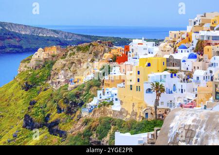 Santorin, Grèce, 26 avril 2019 : ville d'Oia dans l'île des Cyclades avec des maisons colorées et des dômes d'église bleus bannière panoramique, Europe Banque D'Images