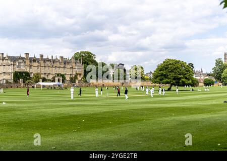 Oxford , Royaume-Uni - 5 juin 2024 : les écoliers anglais jouent un jeu de cricket sur le terrain de jeu au Merton College dans la ville d'Oxford. Banque D'Images